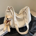 Bolso tote de pana beige con un colgante de osito y etiqueta con el logotipo - Blanco con colgante