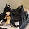 Bolso bandolera grande de pana negra tipo dumpling con un tierno oso de punto beige - Negro con colgante