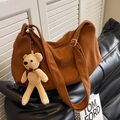 Bolso hobo de pana marrón caramelo con correa ajustable y colgante de osito - Marrón con colgante