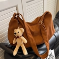 Bolso hobo de pana marrón con correa ajustable y un bonito colgante de oso - Blanco Sin Colgante