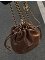 Dettaglio della borsa a secchiello in pelle marrone con catena dorata e chiusura a lacci - Stile Coulisse in Pelle Oliata Vintage (NIKA-805) / Marrone