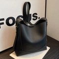 Schwarze Eimer-Tasche mit Litschimuster, verstellbarem Schultergurt und Metall-Details - Schwarz