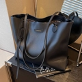 Classic black tote bag with YUEMANQI metal logo and textured leather finish - Black