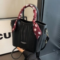 Borsa a mano nera in pelle con trama a onde e foulard di seta rossa decorativo - Nero