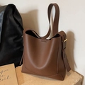 Braune Eimer-Tasche aus Lychee-Leder mit breitem Gurt und goldenen Beschlägen - Kaffeebraun