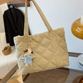 Bolso tote de nailon acolchado beige con colgante de cachorro de peluche para mujer - Con Colgante / Blanco Roto