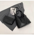 Detailansicht eines schwarzen Hobo-Beuteltaschen-Sets aus Leder mit kleiner Reißverschlusstasche - Schultertaschen-Set / Schwarz