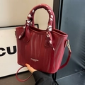 Borsa a mano in pelle goffrata rosso scuro da donna con manico in foulard di seta - Rosso