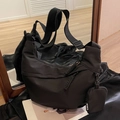 Bolso bandolera de nailon negro tipo media luna con correa ancha y mini estuche extraíble - Negro