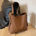 Dunkelbraune Eimer-Tasche aus strukturiertem Leder mit goldenen Metalldetails - Braun