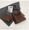 Detail der dunkelbraunen Vintage Hobo-Tasche mit passendem Reißverschluss-Etui auf hellem Grund - Schultertaschen-Set / Braun