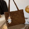 Bolso tote marrón de nylon acolchado con rombos y un colgante de peluche de perro - Con Colgante / café