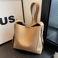 Minimalistische beige Beuteltasche aus genarbtem Leder mit breitem Schultergurt - Khaki