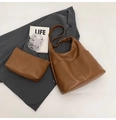 Detail der vintage braunen Hobo-Beuteltasche aus Leder mit passender Innentasche - Schultertaschen-Set / Braun