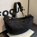 Zwarte corduroy crossbodytas in halvemaanvorm met verstelbare riem en veel ruimte - Zwart