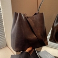 Dunkelbraune Vintage Beuteltasche aus hochwertigem Kunstleder mit breitem Schultergurt - Braun