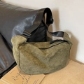Avocado groene corduroy crossbody tas met zwarte riem en modern halfmaanvormig ontwerp - Groen