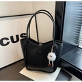 Détail du sac cabas en similicuir noir avec pompon blanc et fines doubles poignées - Avec Pendentif / Noir