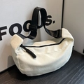 Witte corduroy crossbodytas in halve maanvorm met verstelbare riem en ritsluiting - Broken Wit