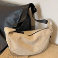 Beige corduroy crossbody zadeltas met een brede zwarte riem en textuurafwerking - Khaki