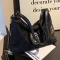 Borsa tote trapuntata nera con texture vintage, logo dorato e catena da donna - Nero