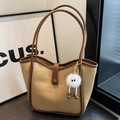 Grande borsa tote kaki con finiture marrone scuro e ciondolo mostro di peluche - Cachi Con Pendente