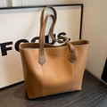Borsa tote grande marrone in pelle con cuciture bianche a contrasto e doppi manici - Marrone
