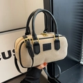 Beige boston tas van imitatie suède met zwarte lederen bies en gouden details - Zwart en Wit