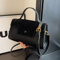 Schwarze Umhängetasche aus Leder-Mix mit Wildleder-Struktur und goldener Hardware - Schwarz