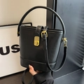 Elegante borsa a secchiello in pelle nera con chiusura dorata e tracolla da donna - Nero