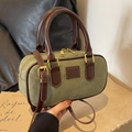Olijfgroene suède boston tas met donkerbruine leren riemen en goudkleurige ritsen - Koffie en Groen