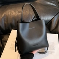 Bolso cubo minimalista de cuero negro mate con asa superior y detalles de logo - Negro