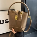 Borsa a secchiello in pelle marrone con cuciture bianche e fibbia dorata a mano o spalla - Cachi