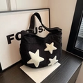 Bolso tote de pana negra con estrellas de felpa blancas y correa ancha ajustable - Negro