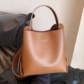 Elegante bolso de cubo en cuero marrón con asa superior y correa en estilo minimalista - Marrón