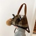 Braune karierte Plüsch-Boston-Tasche mit flauschigem Bommel und Strickgriff - Toastbraun
