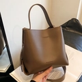 Bolso saco minimalista en cuero marrón oscuro con asa superior y detalle de logotipo - Marrón