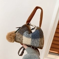 Boston-Tasche aus braun-blauem Karo-Plüsch mit Samtgriffen und weichem Anhänger - Tata-Block