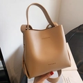 Borsa a secchiello minimalista in pelle marrone chiaro con manico largo e tracolla lunga - Cachi