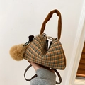Dreieckige Tasche aus Wolle mit Hahnentrittmuster, Cordgriff und Plüschball-Anhänger in Blau - Hahnentritt