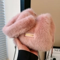 Roze faux fur emmertas met zilveren ketting en Love Every Day label voor dames - Roze
