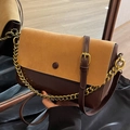 Borsa a tracolla bicolore marrone e cammello con catena dorata e pelle sintetica - Marrone Giallastro