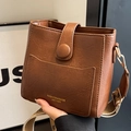 Bolso cubo marrón oscuro con correa ancha bordada y hebilla redonda vintage - Marrón