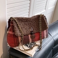 Bolso tote de cuadros rojos con solapa de piel sintética marrón y cadena dorada - Rojo