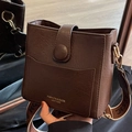 Bolso cubo de cuero marrón oscuro con patrón de lichi y correa de tela ancha elegante - café