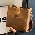 Bolso de hombro marrón de cuero sintético con correa ancha tejida y hebillas doradas - Caqui