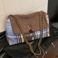 Bolso tote de vellón marrón y cuadros azules y blancos con correa de cadena dorada - Azul