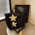 Bolso tote acolchado negro con parches de estrellas y correa de lona ancha ajustable - Negro