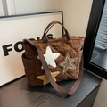 Bolso tote de lona acolchada marrón con bordado de estrella y correa ajustable - café