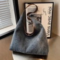 Gesteppte blaue Denim-Einkaufstasche mit braunem Lederriemen in Waschung-Optik - Dunkelblau
